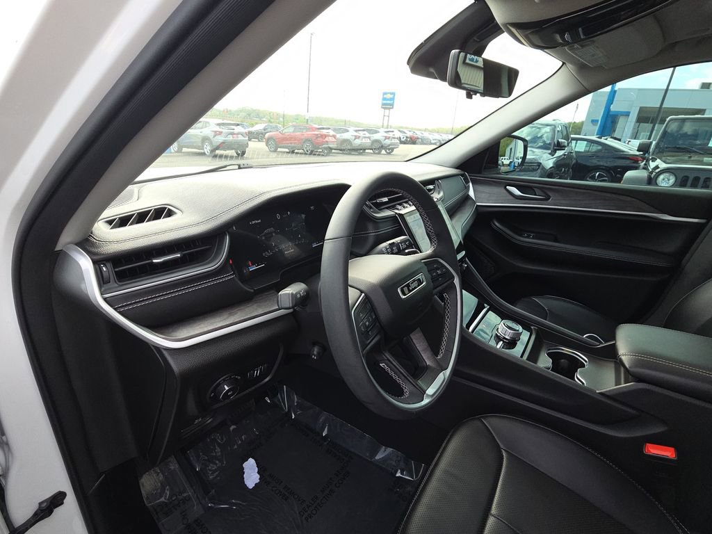 Used 2024 Jeep Grand Cherokee Limited w/ Luxury Tech Group II image 14