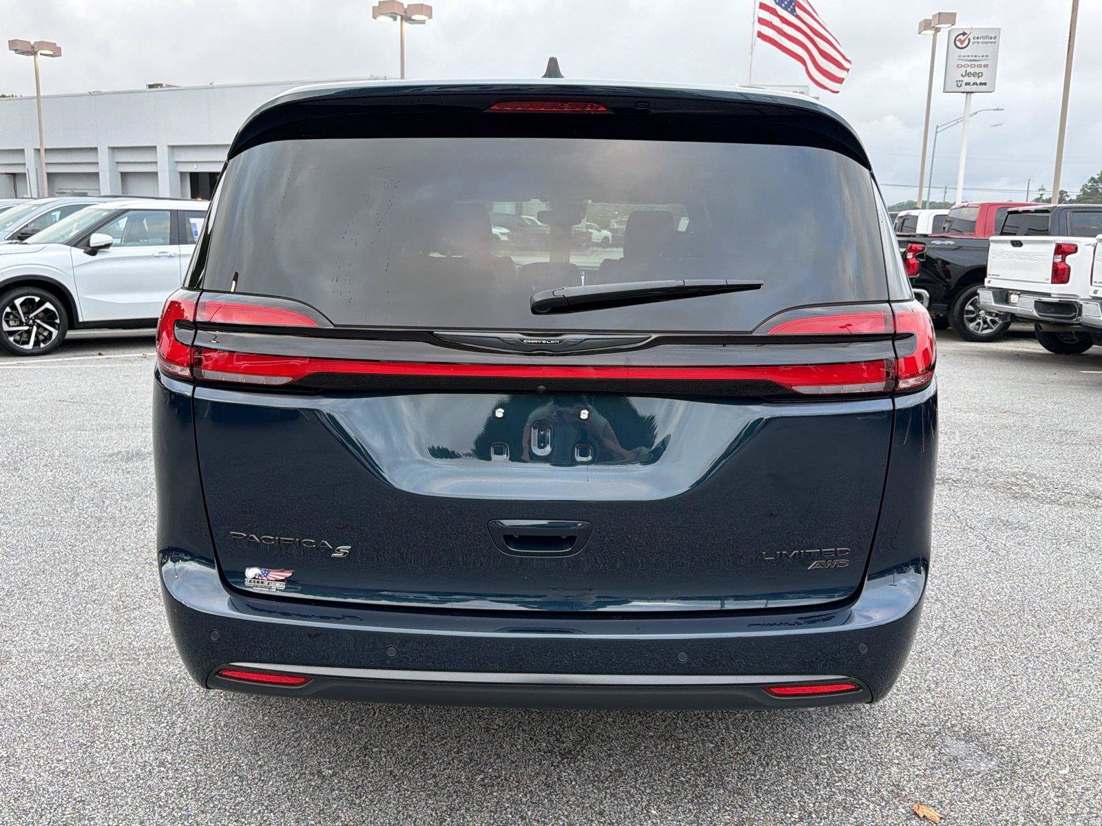Used 2025 Chrysler Pacifica Limited AWD/4WD image 6