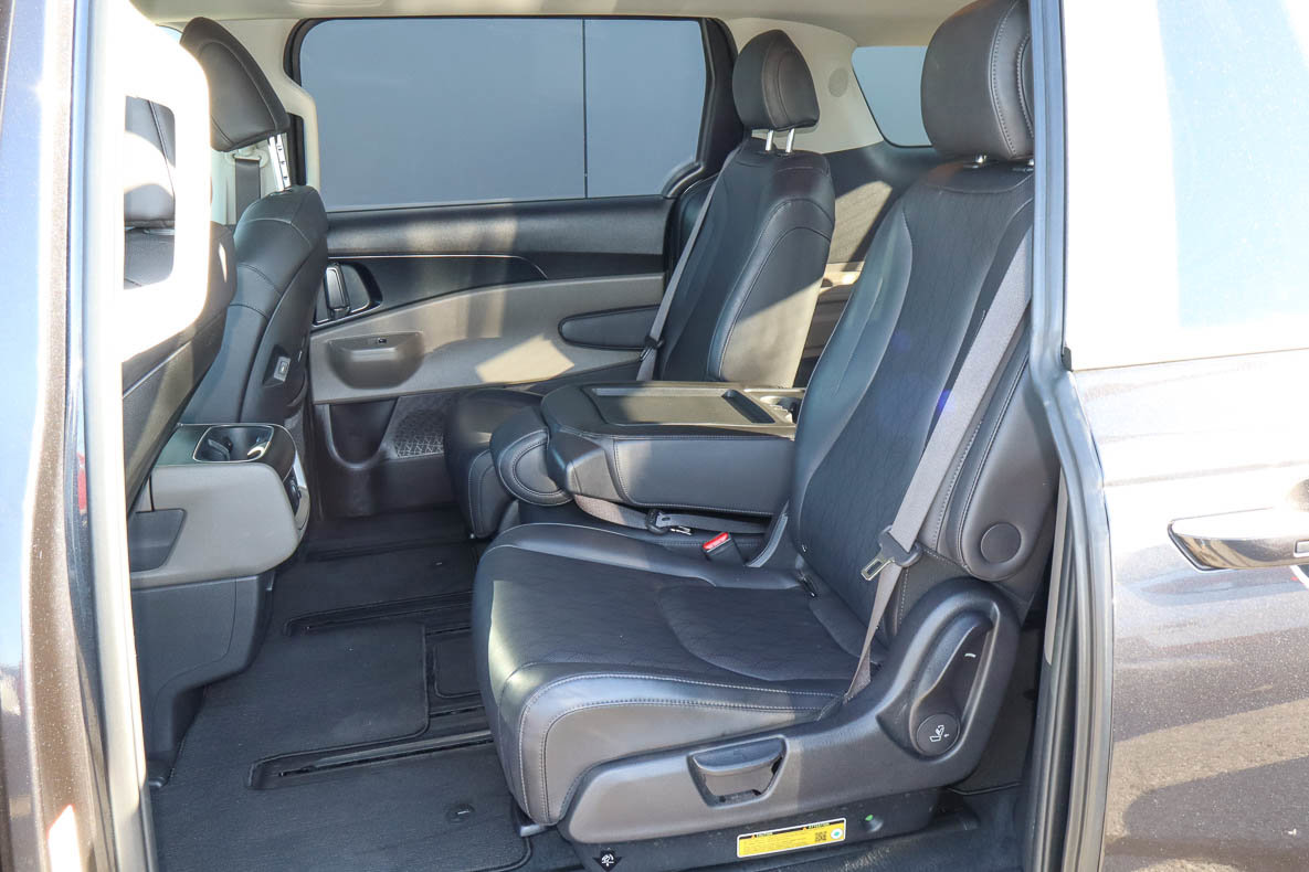 Used 2025 Kia Carnival FWD image 8