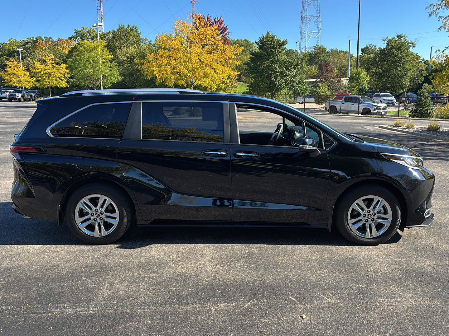 Used 2025 Toyota Sienna Limited AWD/4WD image 9