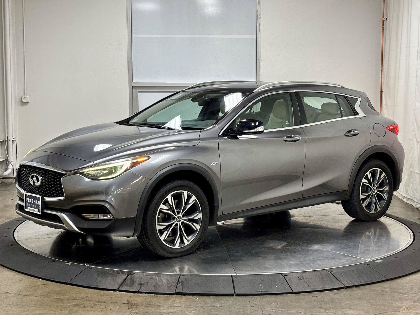 Used 2017 INFINITI QX30 Premium AWD/4WD image 4