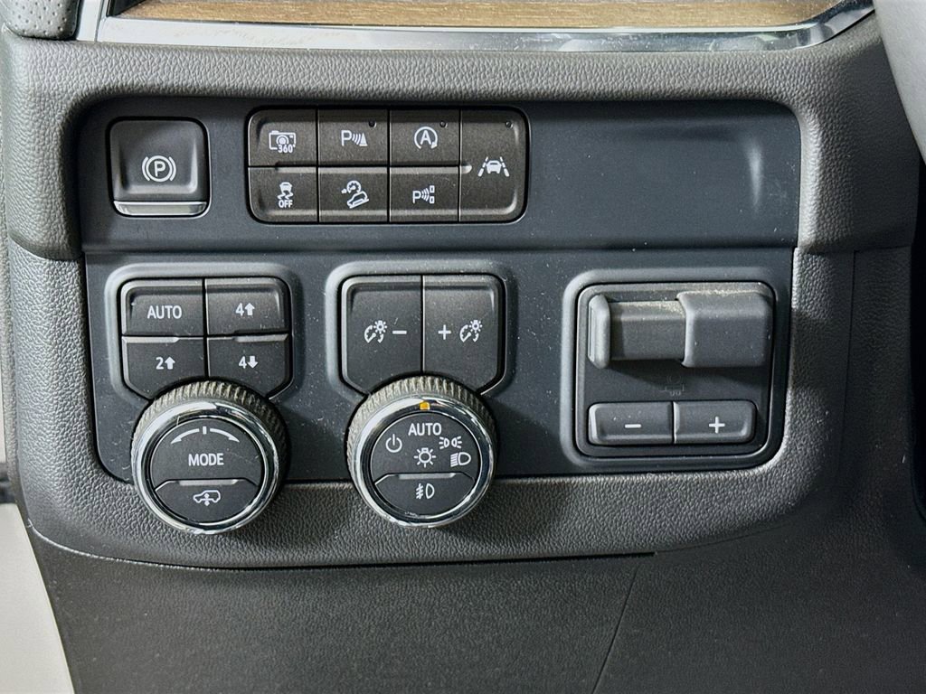 Used 2025 Chevrolet Suburban High Country AWD/4WD image 10