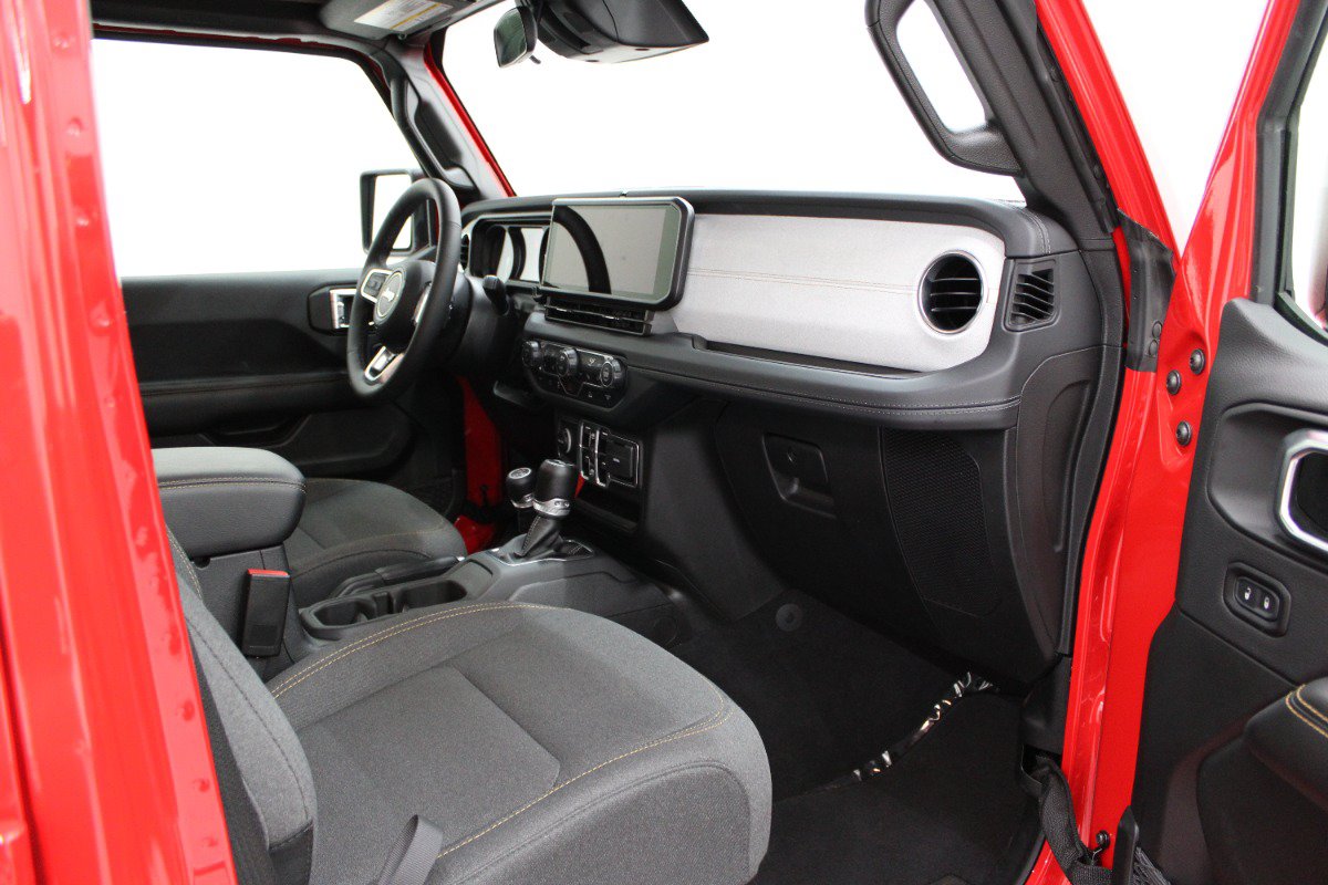 Used 2025 Jeep Wrangler Unlimited Sahara AWD/4WD image 10