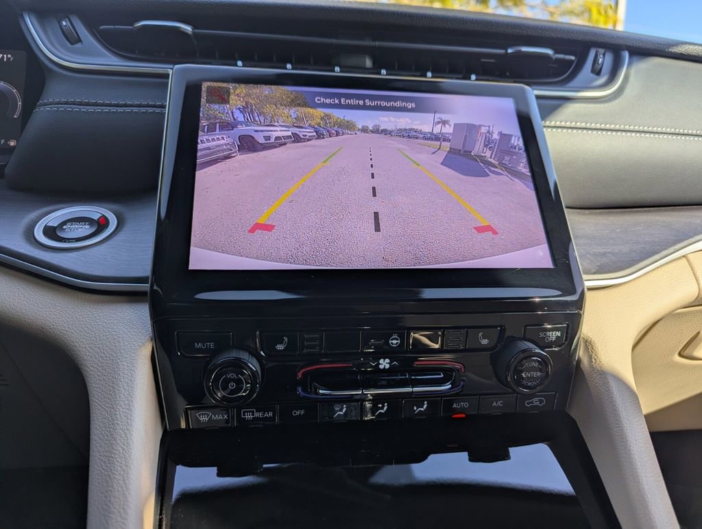 Used 2025 Jeep Grand Cherokee Limited image 30