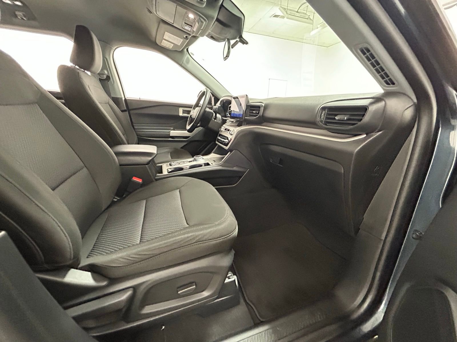 Used 2023 Ford Explorer XLT w/ Class IV Trailer Tow Package image 40