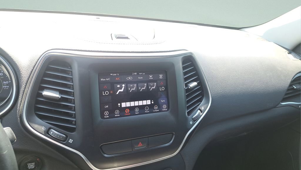 Used 2019 Jeep Cherokee Latitude Plus w/ Comfort/Convenience Group FWD image 17