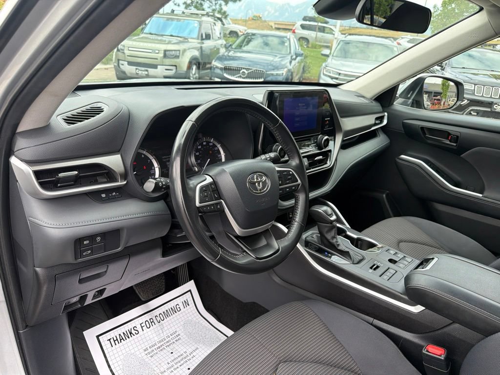 Used 2024 Toyota Highlander LE AWD/4WD image 23
