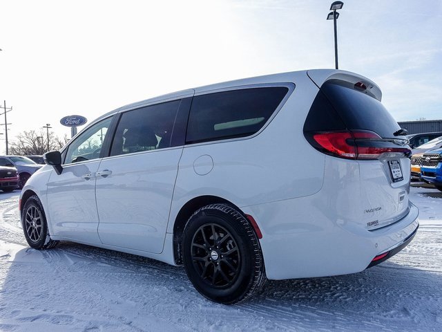 Used 2023 Chrysler Pacifica Touring-L image 27