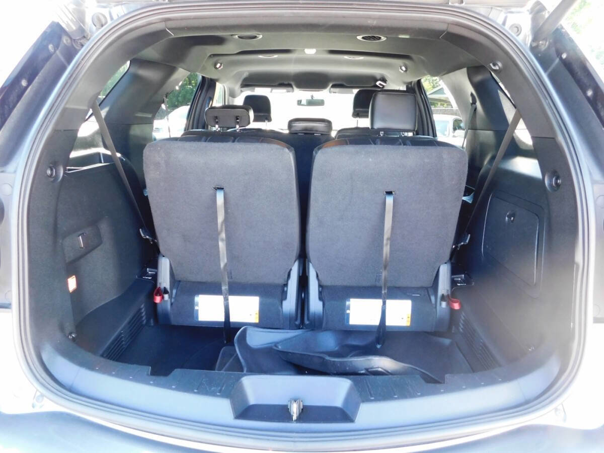Used 2017 Ford Explorer XLT w/ Equipment Group 202A image 5