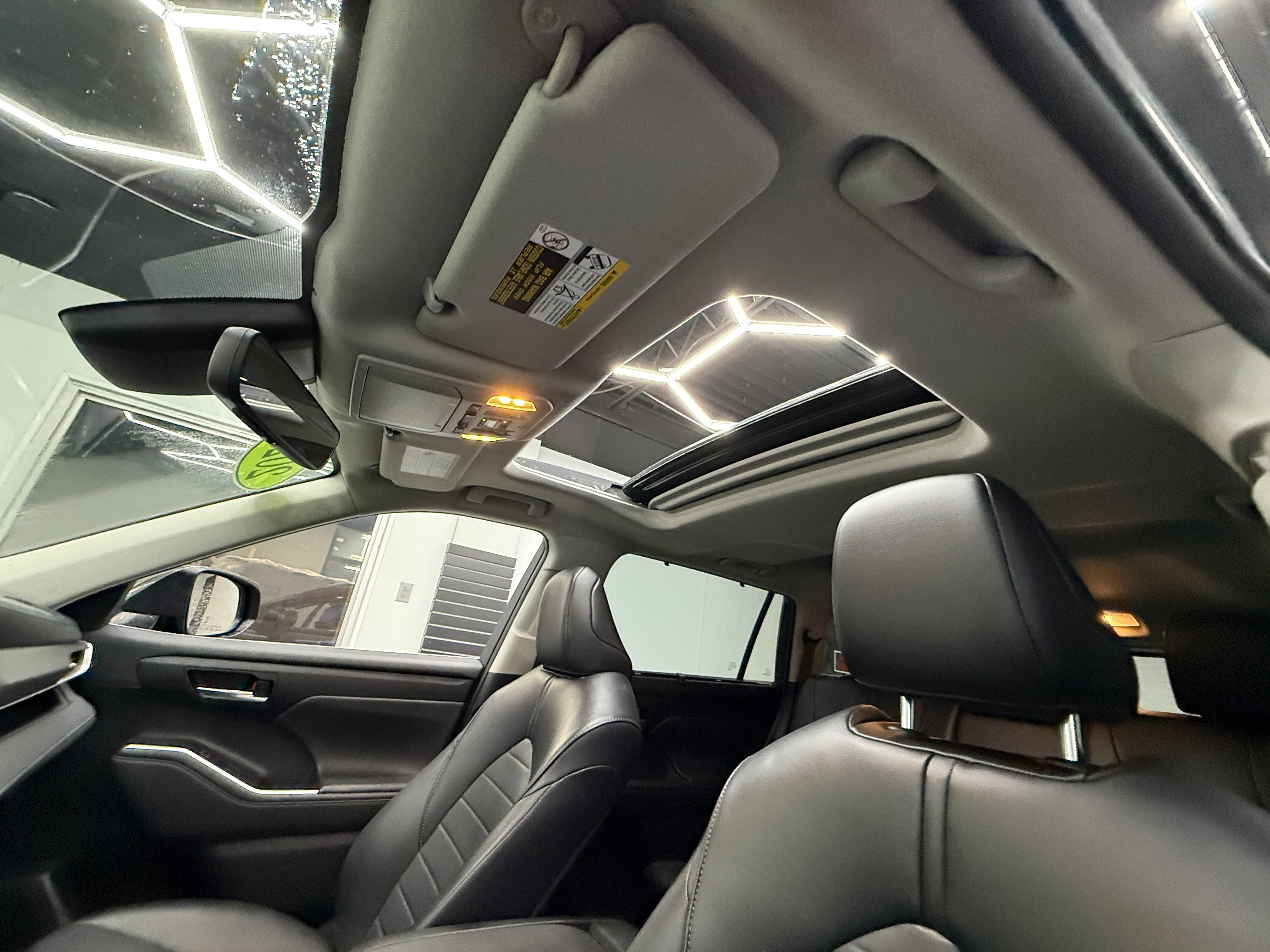 Used 2022 Toyota Highlander XLE AWD/4WD image 12