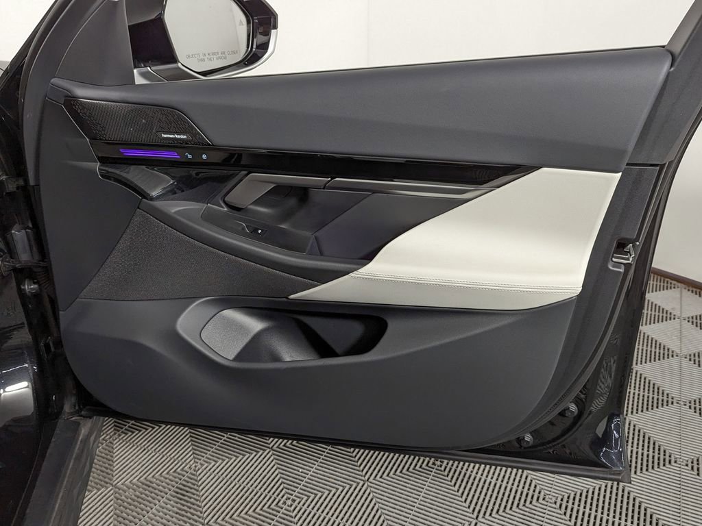 Used 2025 BMW 530i xDrive image 29