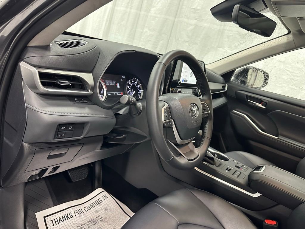 Used 2025 Toyota Highlander XLE image 15