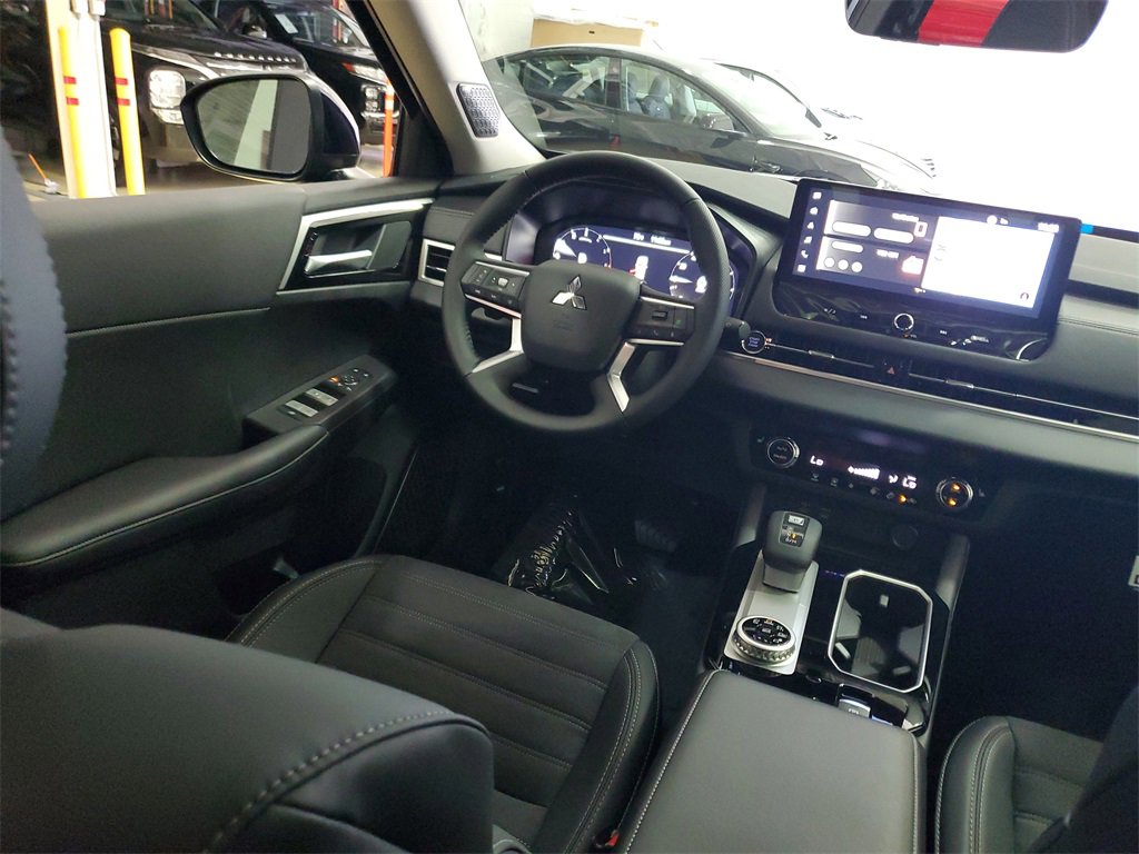 New 2025 Mitsubishi Outlander SE image 16