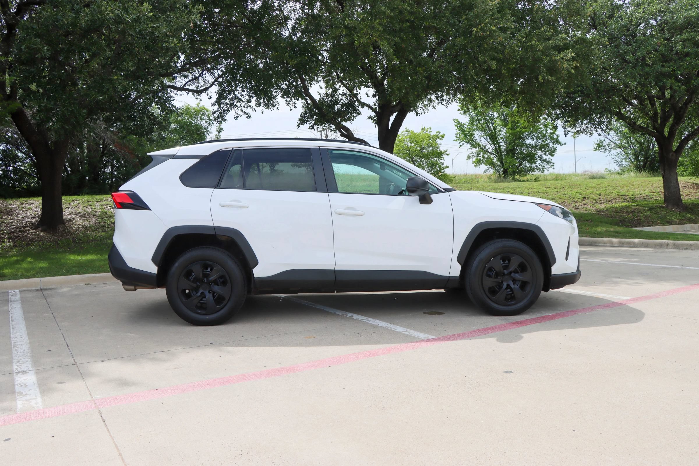 Used 2019 Toyota RAV4 LE FWD image 8
