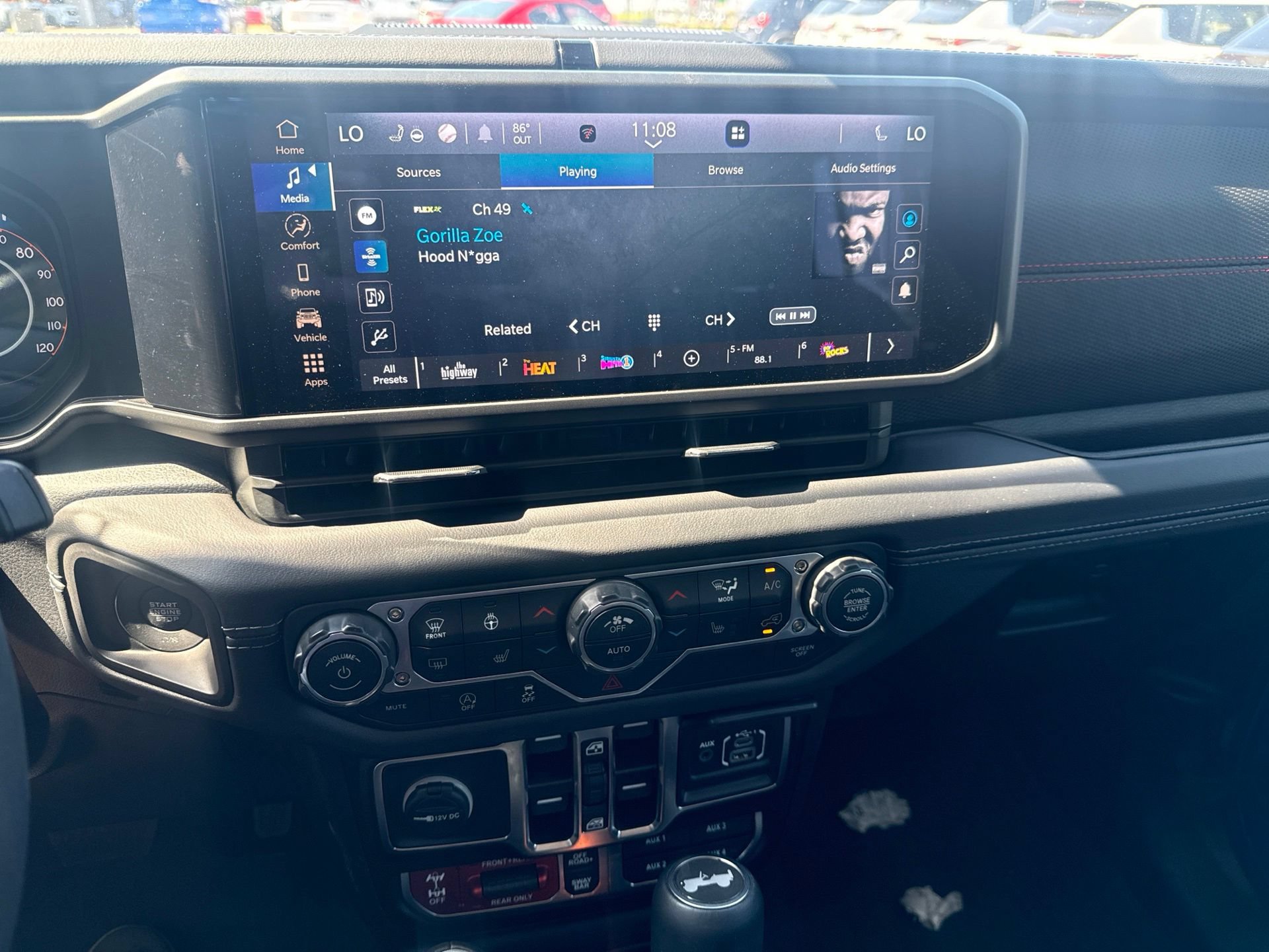 Used 2025 Jeep Wrangler Unlimited Rubicon w/ Convenience Group AWD/4WD image 8