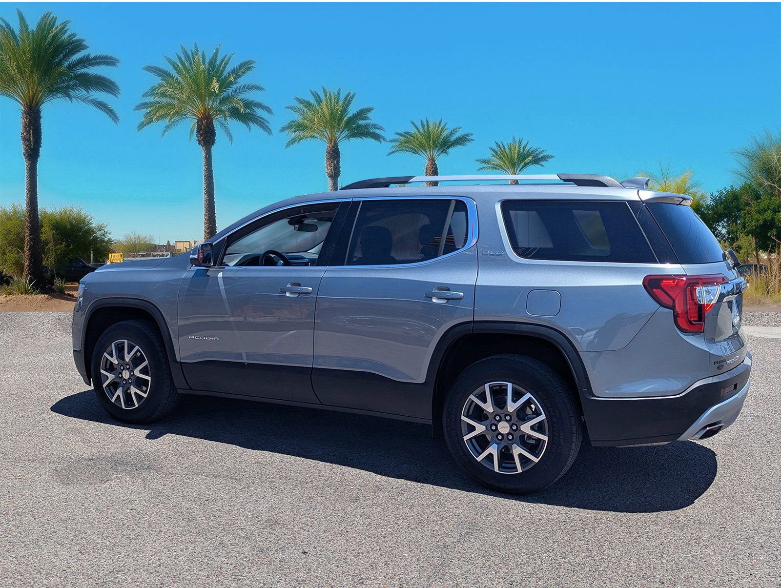Used 2023 GMC Acadia SLE w/ Driver Convenience Package FWD image 3