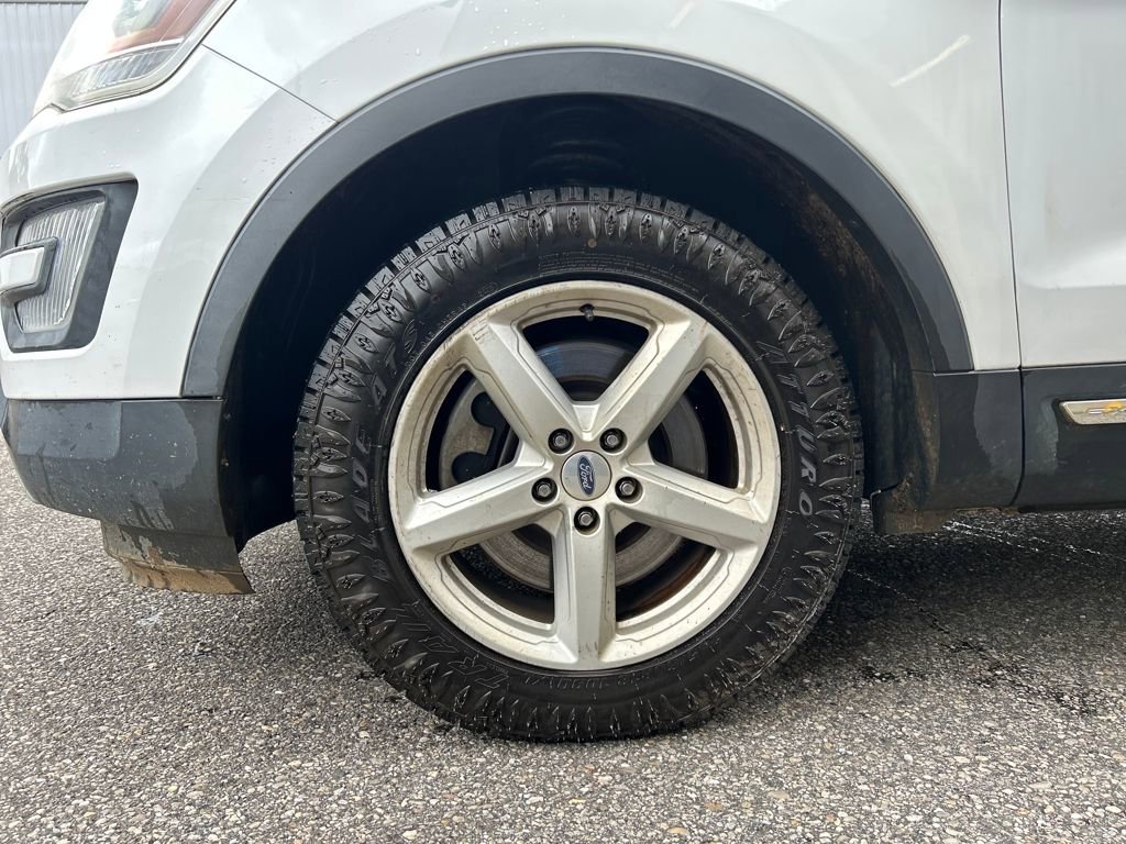 Used 2017 Ford Explorer XLT image 6