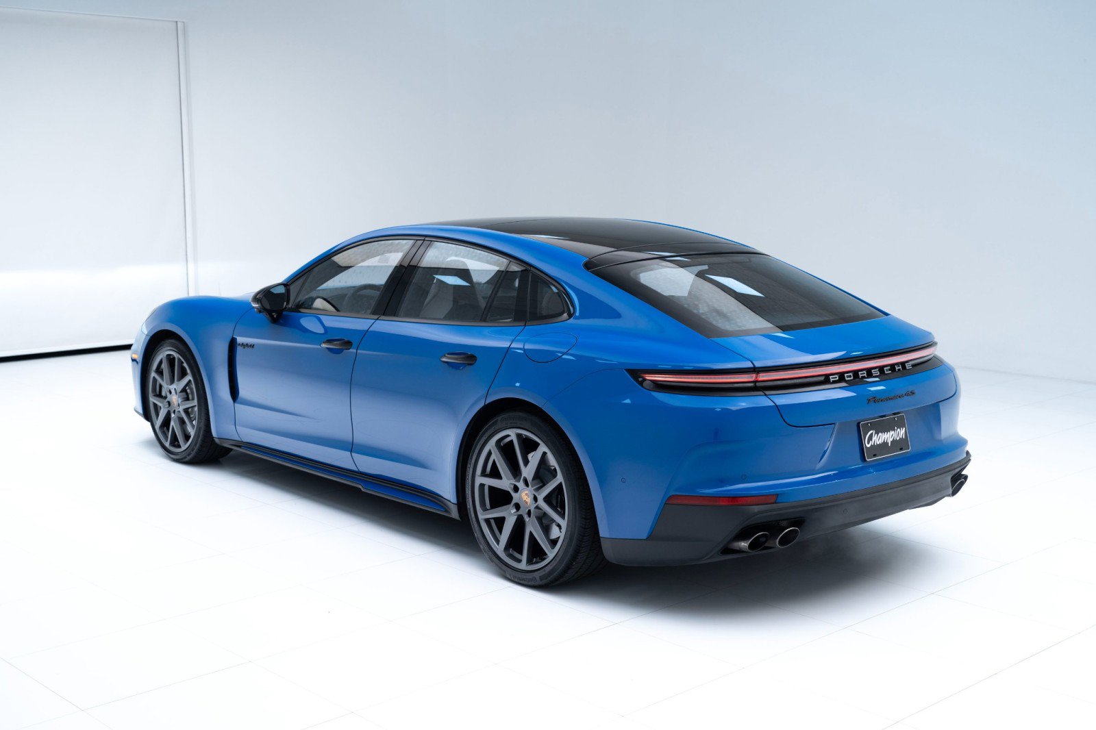 Used 2025 Porsche Panamera 4S image 3