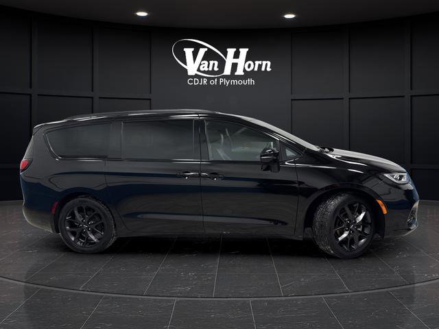 Certified 2025 Chrysler Pacifica Limited image 2