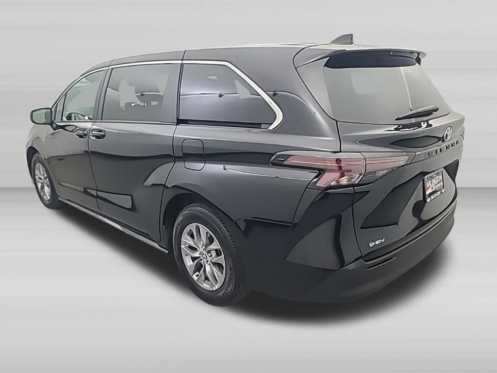 Used 2026 Toyota Sienna LE FWD image 6
