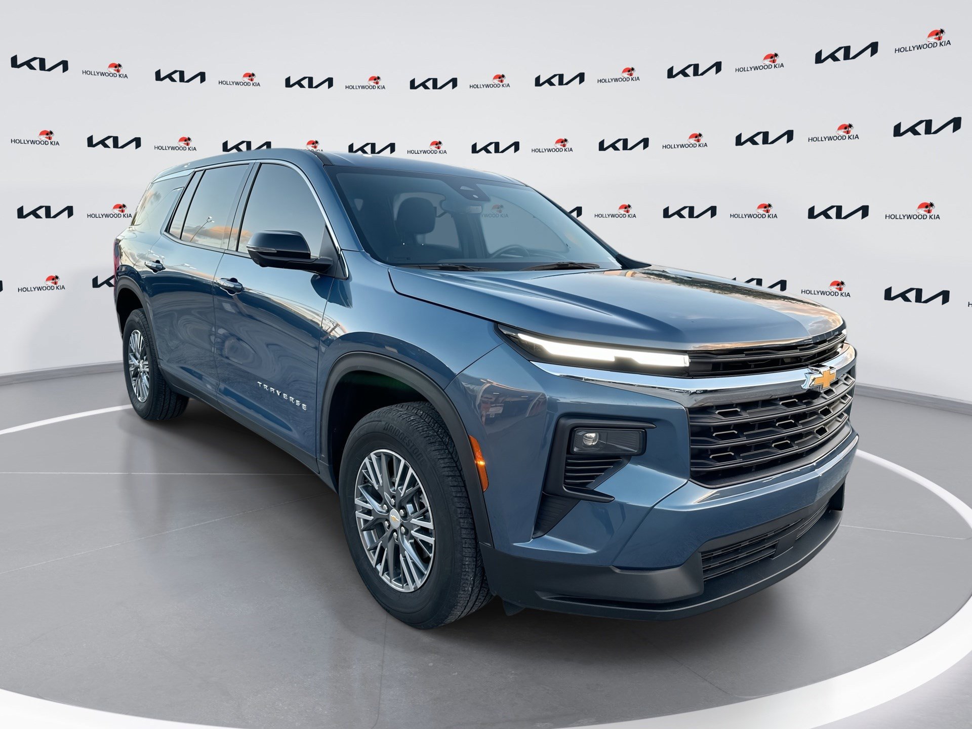 Used 2024 Chevrolet Traverse LS image 1