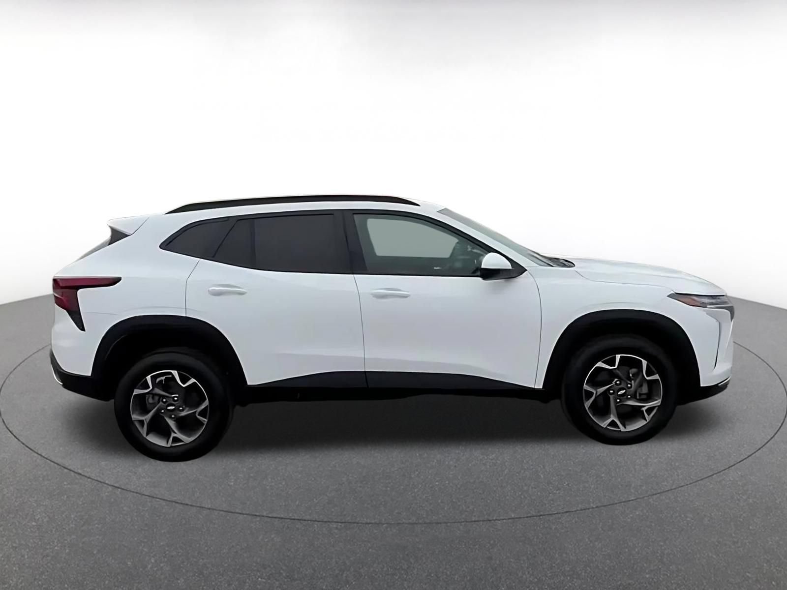 Used 2025 Chevrolet Trax LT FWD image 16