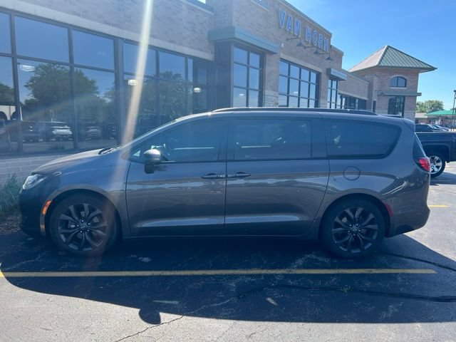 Used 2019 Chrysler Pacifica Limited w/ Advanced Safetytec Group FWD image 2