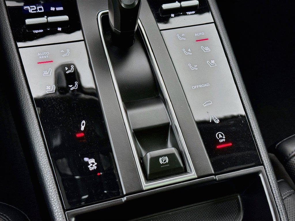 Certified 2025 Porsche Macan Turbo w/ Premium Package Plus AWD/4WD image 22