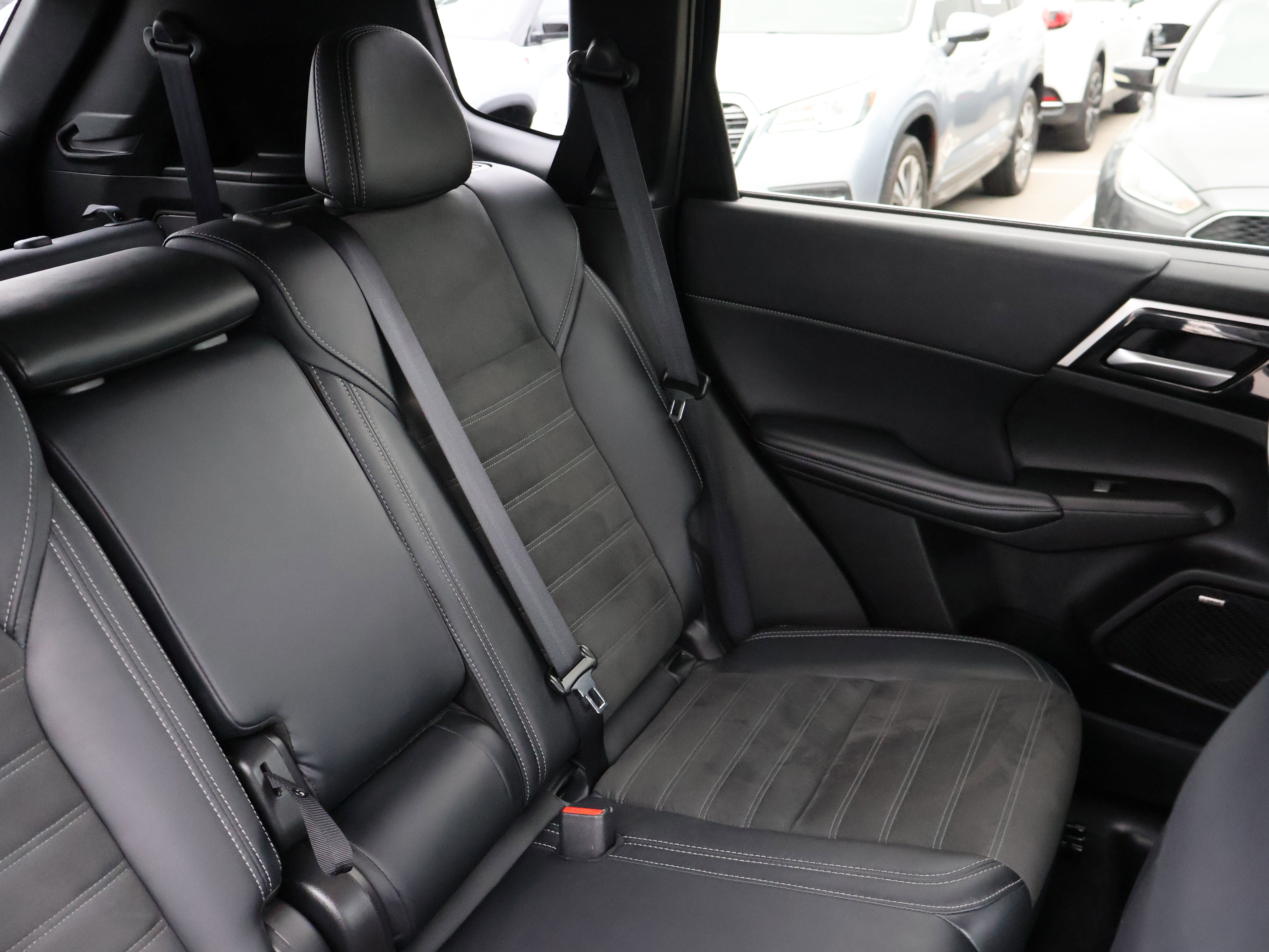 Used 2025 Mitsubishi Outlander SE image 13