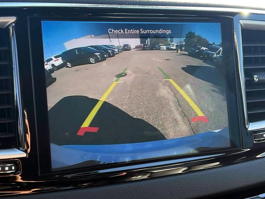 Used 2023 Chrysler Pacifica Touring-L image 34