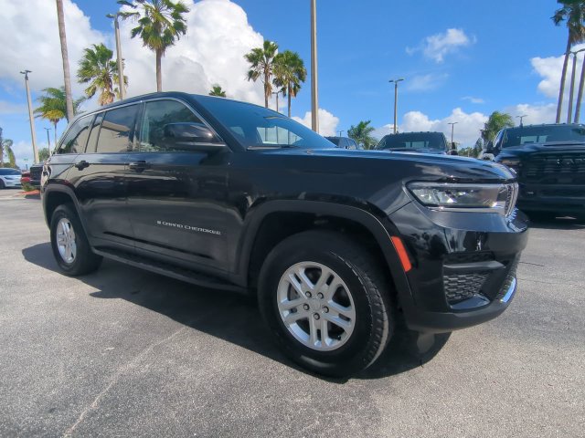 Used 2025 Jeep Grand Cherokee Laredo w/ Luxury Tech Group I RWD image 2
