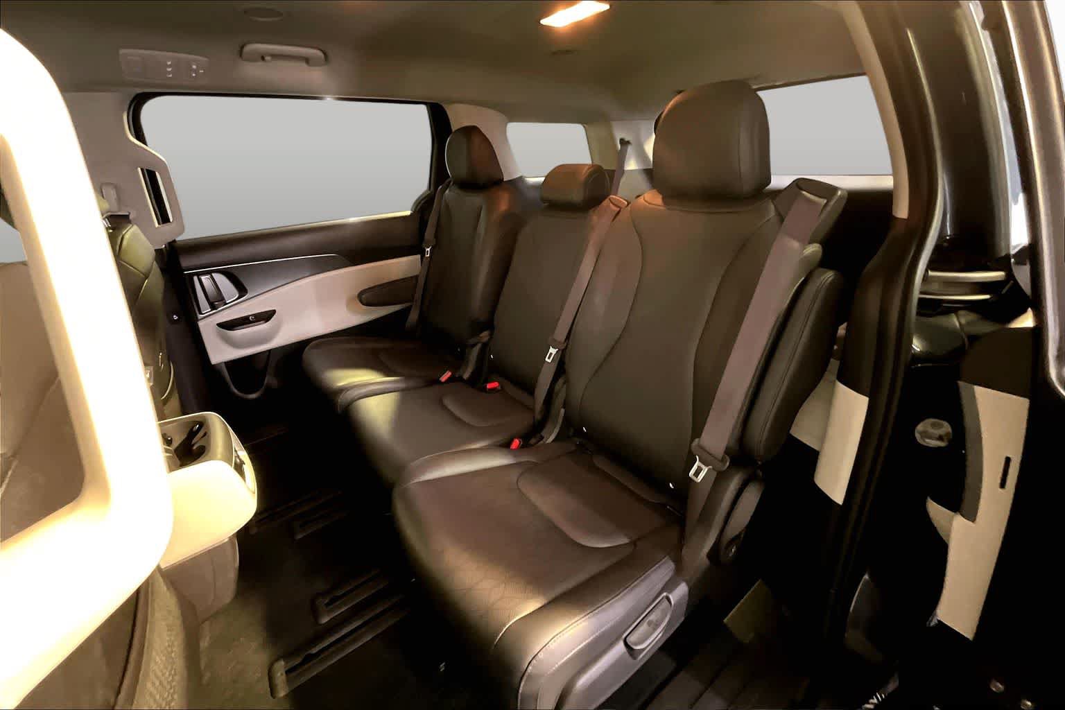 Used 2023 Kia Carnival LX FWD image 21