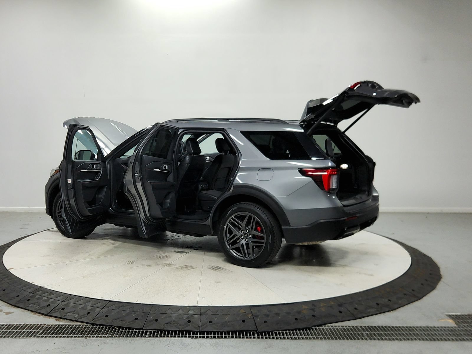 Used 2025 Ford Explorer ST-Line w/ ST-Line Street Pack AWD/4WD image 14