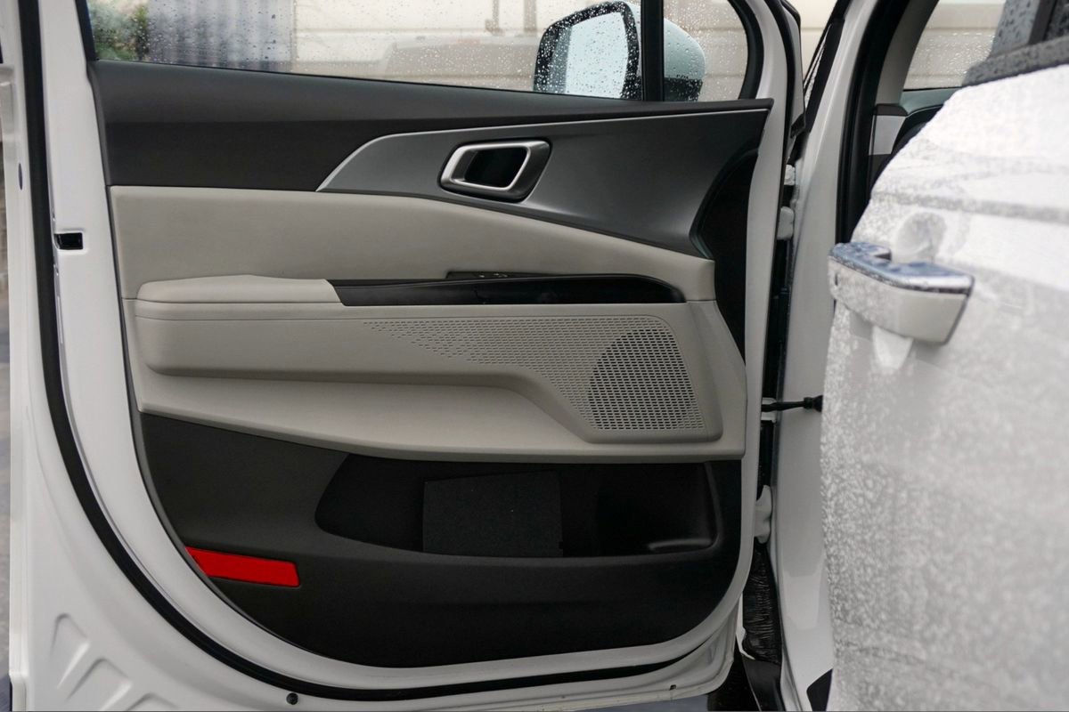 Used 2024 Kia Carnival LX FWD image 14