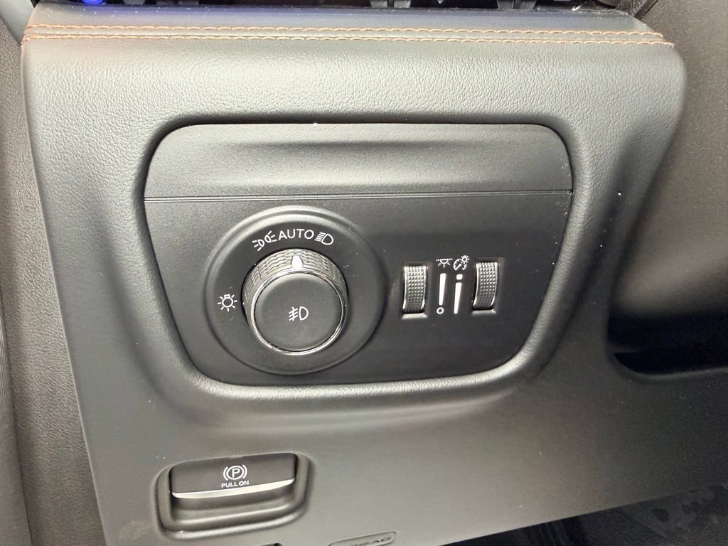 Used 2023 Jeep Grand Cherokee L Summit AWD/4WD image 8