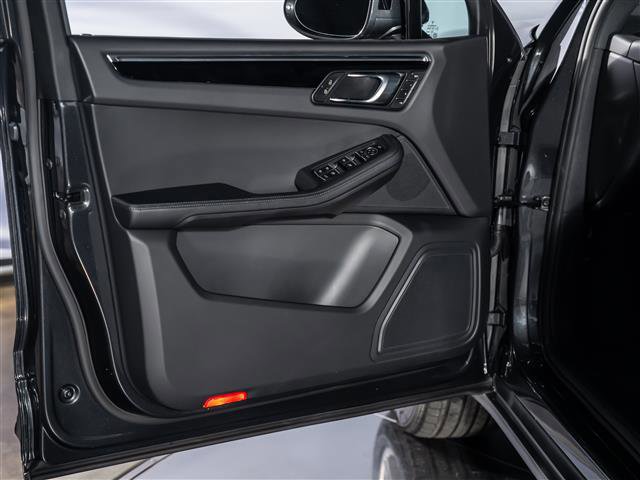 Certified 2025 Porsche Macan image 22