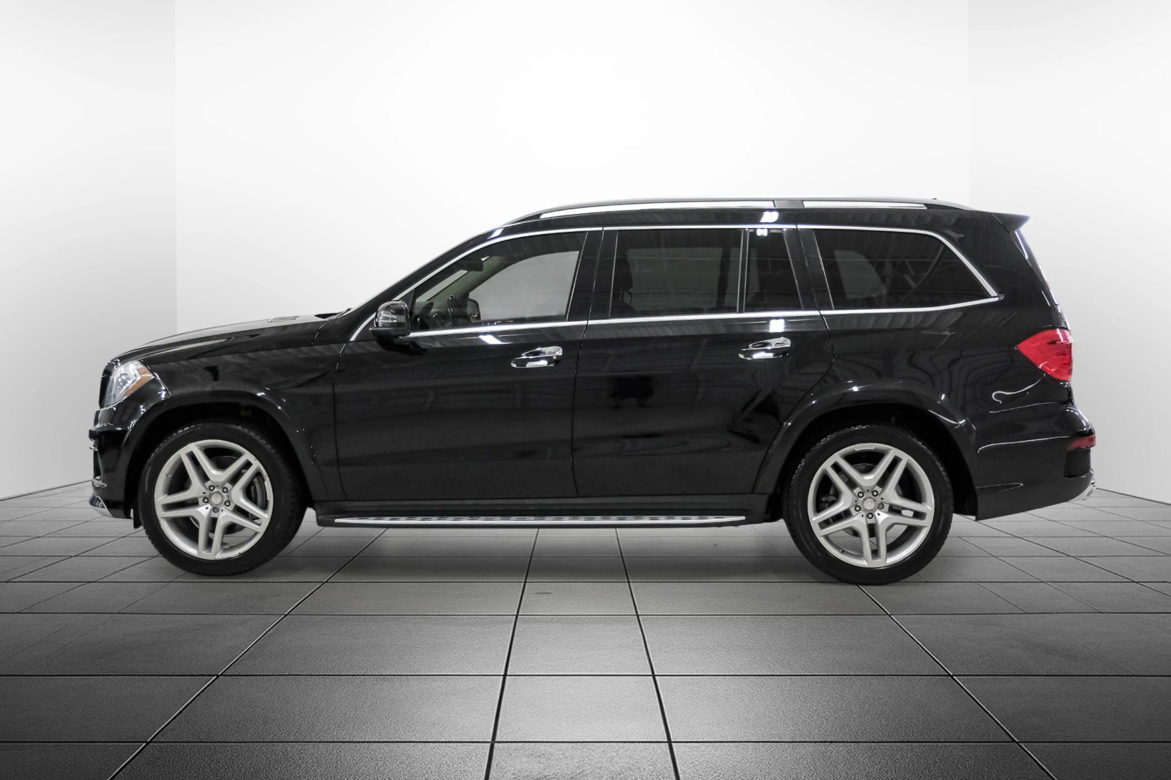 Used 2015 Mercedes-Benz GL 550 4MATIC image 11
