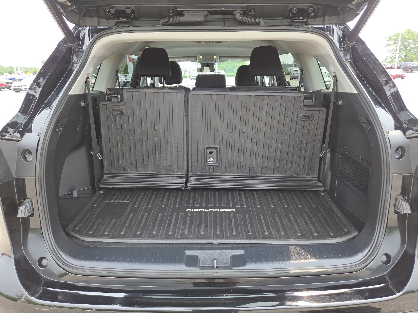 Used 2022 Toyota Highlander LE AWD/4WD image 18