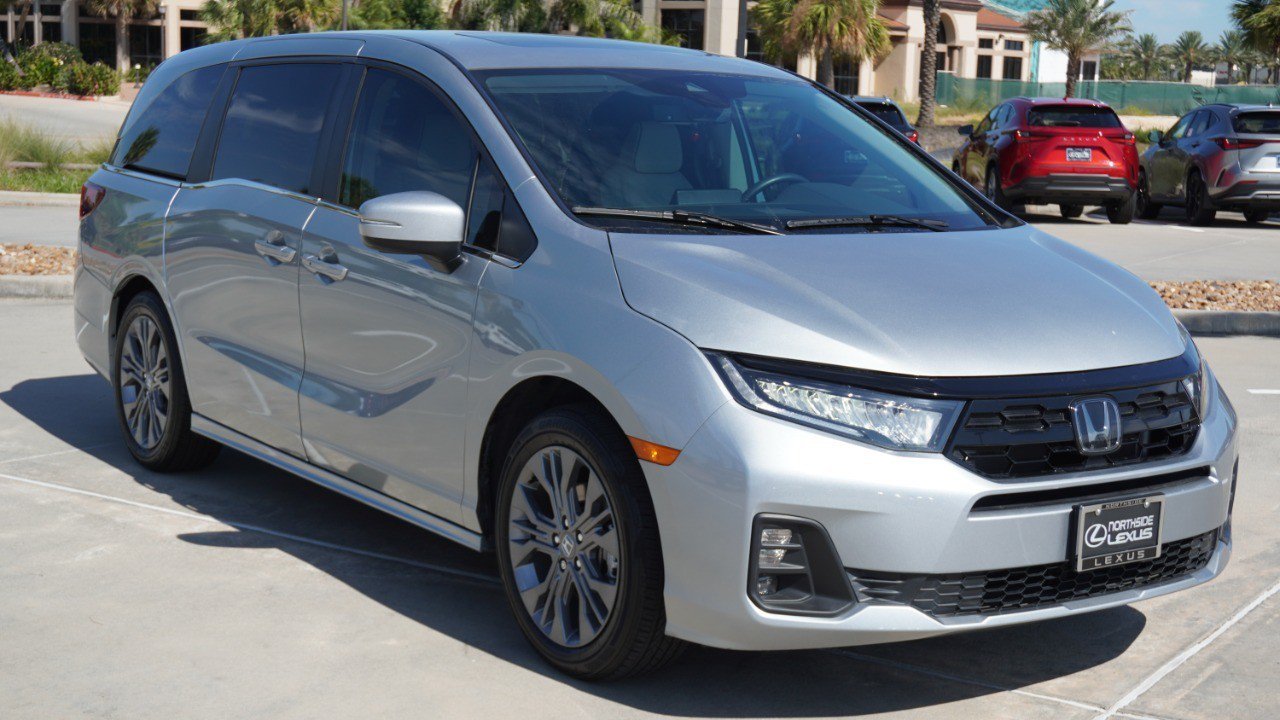 Used 2025 Honda Odyssey Touring image 3