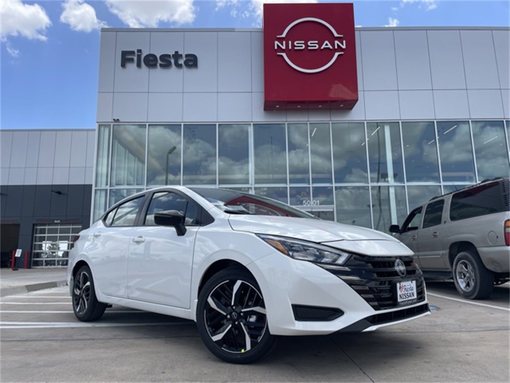 New 2025 Nissan Versa SR w/ Trunk Package