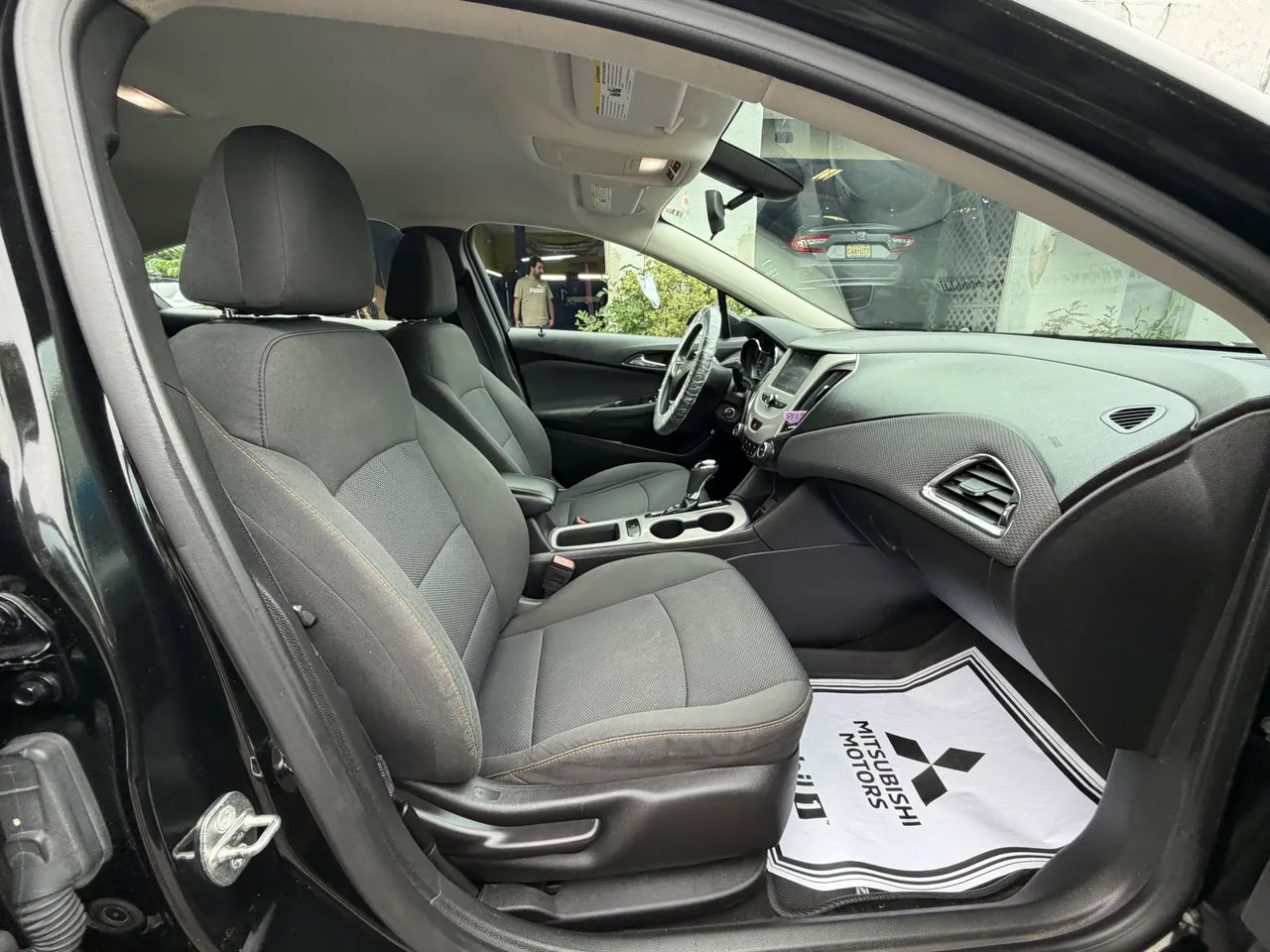 Used 2017 Chevrolet Cruze LS FWD image 33