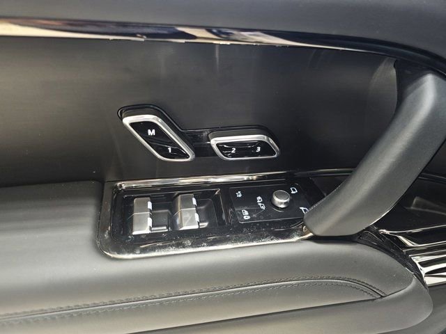 Used 2024 Land Rover Range Rover SV image 13