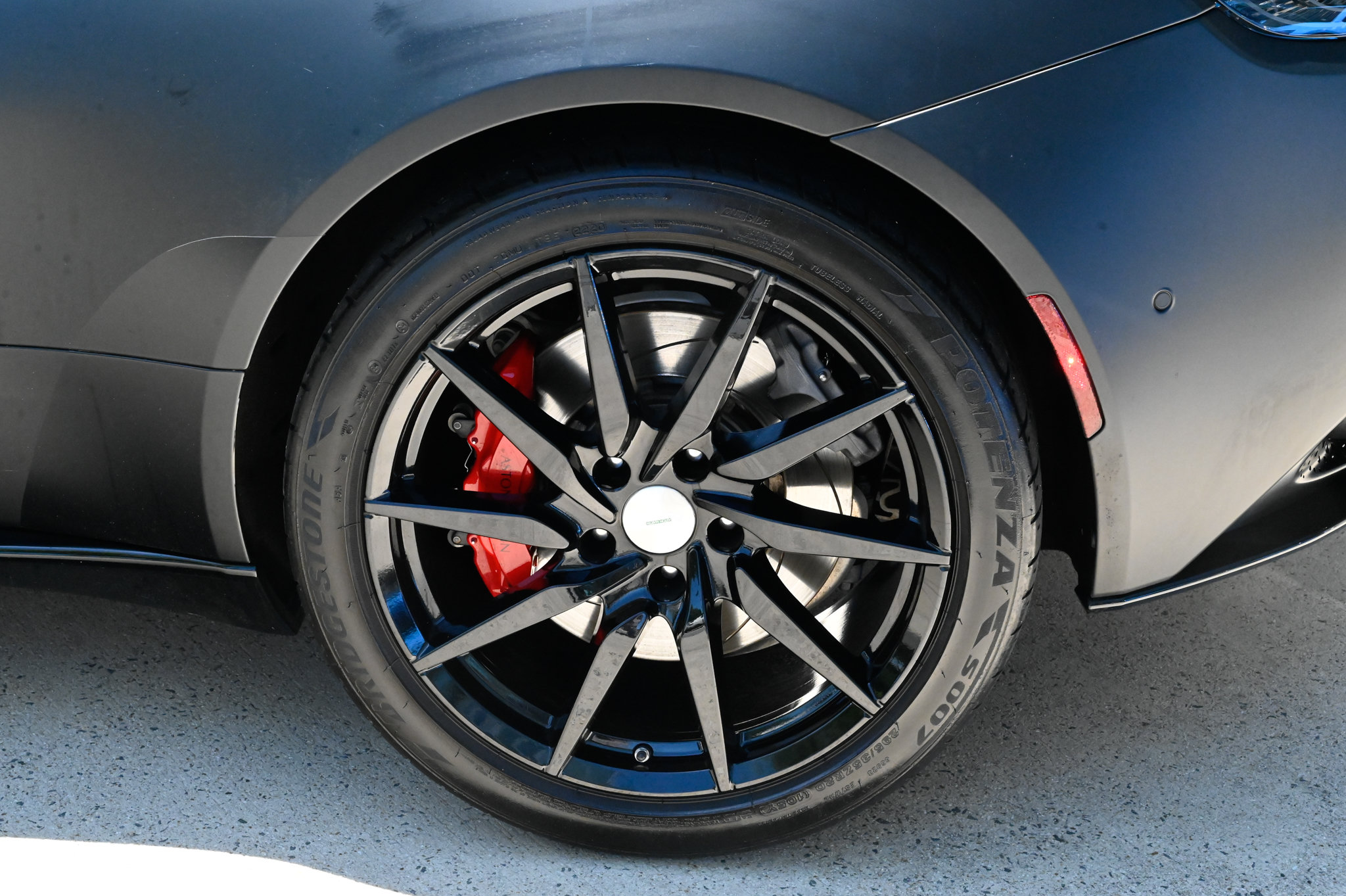 Used 2021 Aston Martin DB11 Coupe RWD image 10