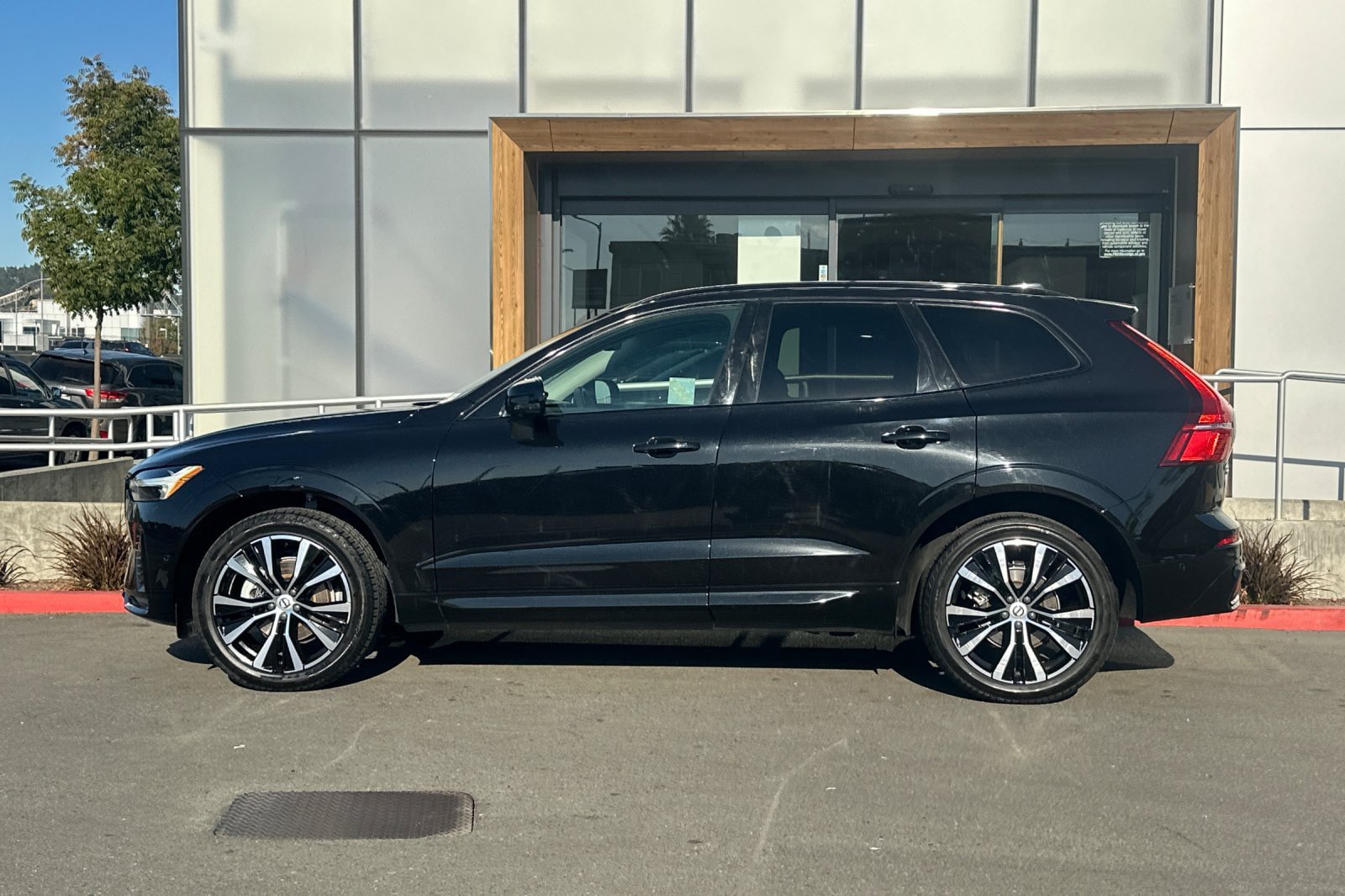 Certified 2024 Volvo XC60 B5 Plus AWD/4WD image 6