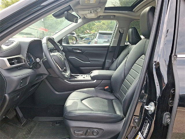 Used 2022 Toyota Highlander XLE AWD/4WD image 13