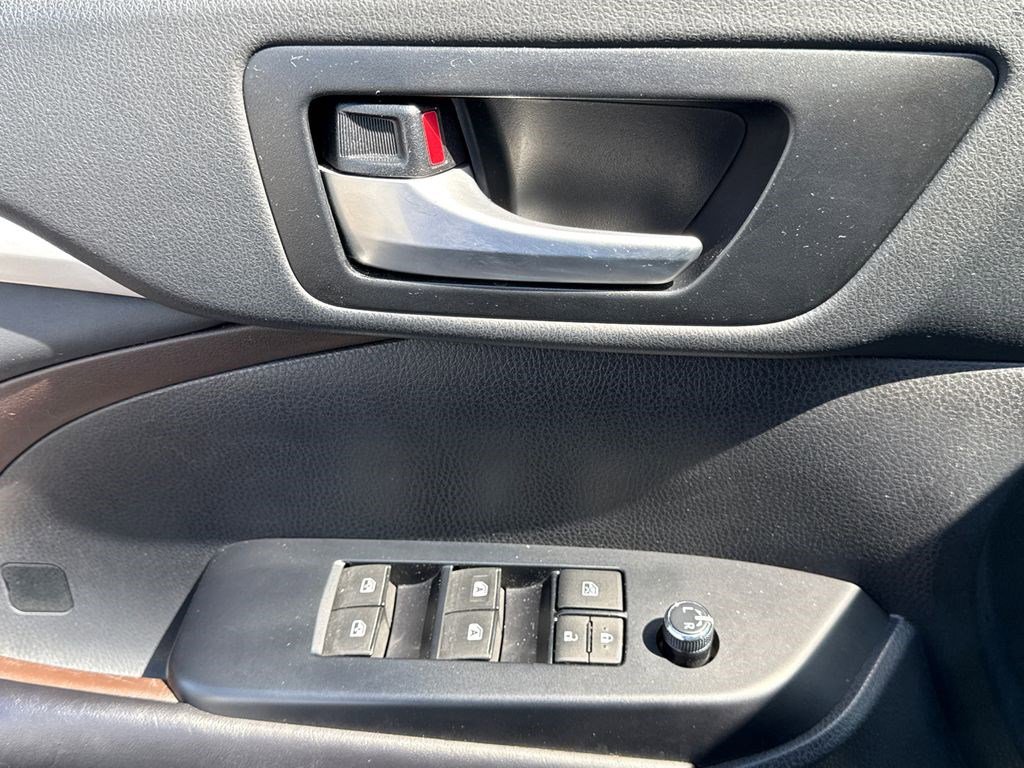 Used 2019 Toyota Highlander XLE image 23