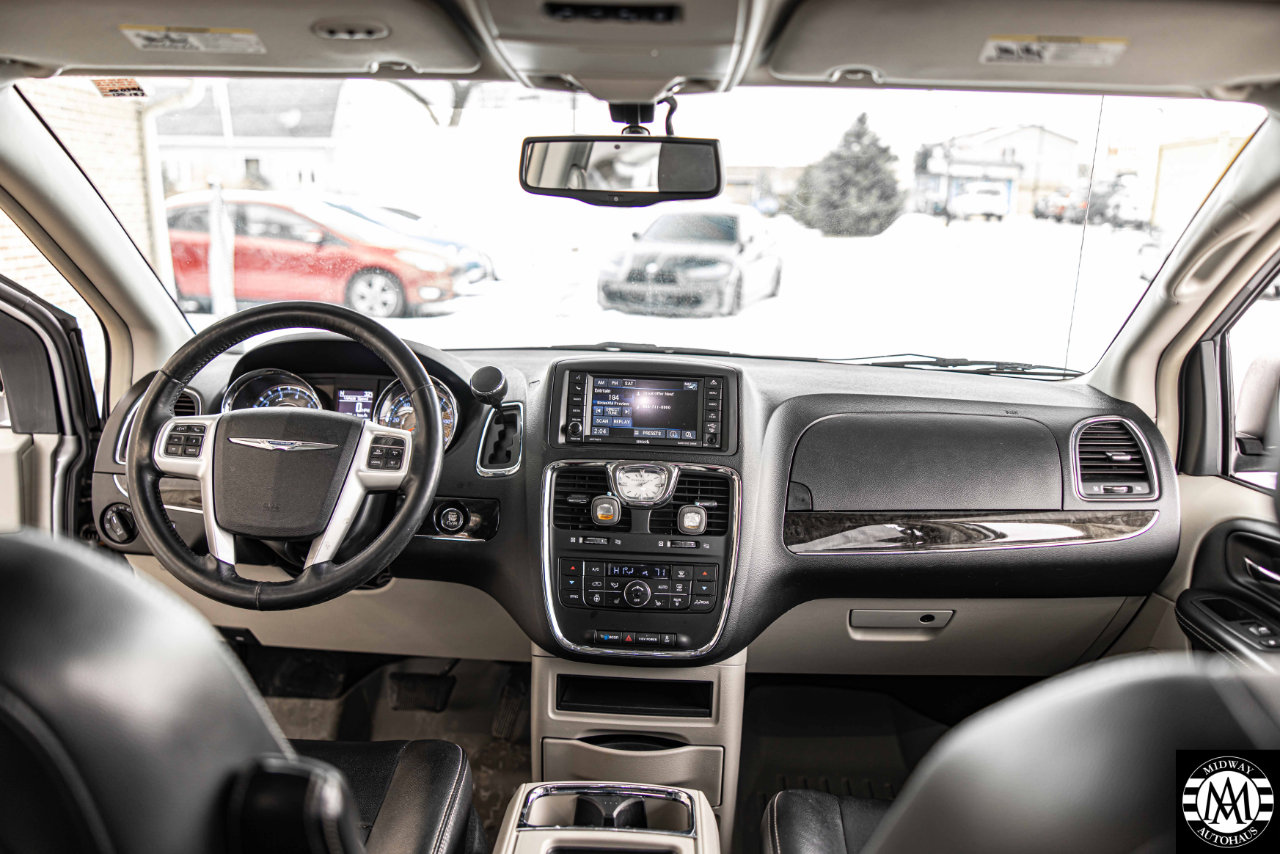 Used 2015 Chrysler Town & Country Touring-L w/ Driver Convenience Group image 24