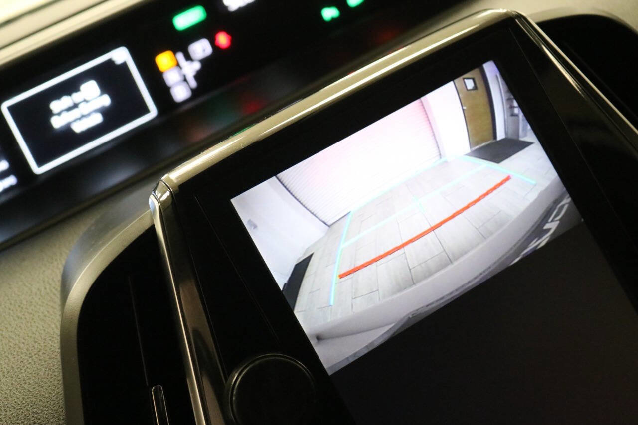 Used 2017 Toyota Prius Prime Advanced image 26