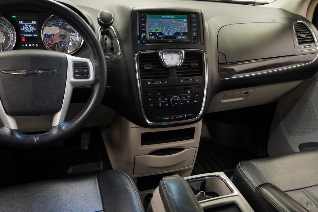 Used 2016 Chrysler Town & Country Touring w/ Driver Convenience Group FWD image 16