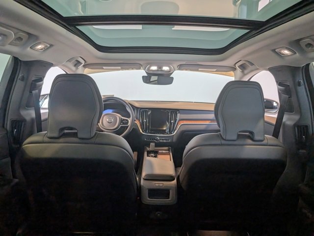 Used 2025 Volvo V60 B5 Cross Country Plus image 26